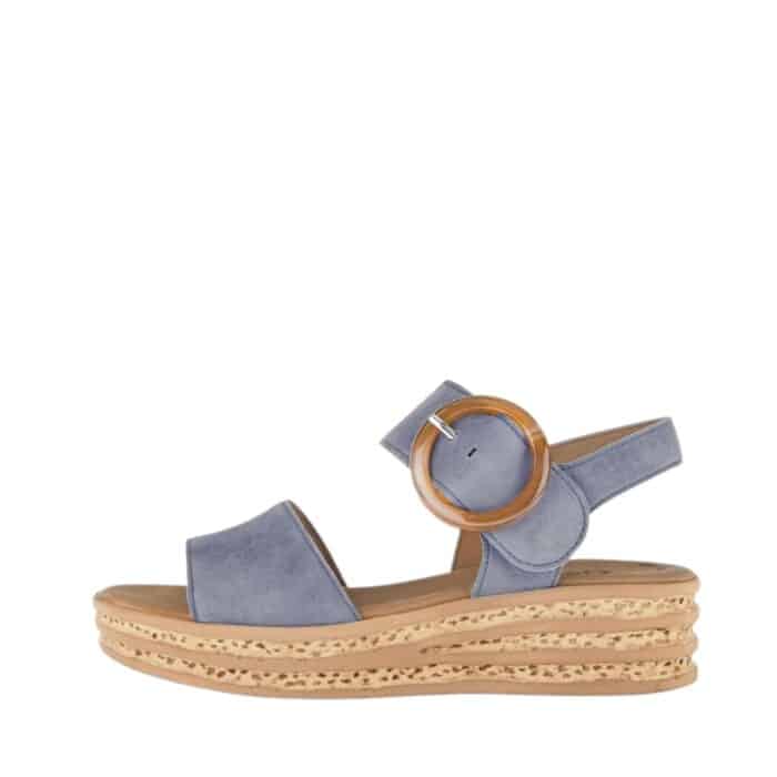 Gabor sandal til dame i blå med skindoverdel samt kilehæl på 4 cm og velcrolukning
