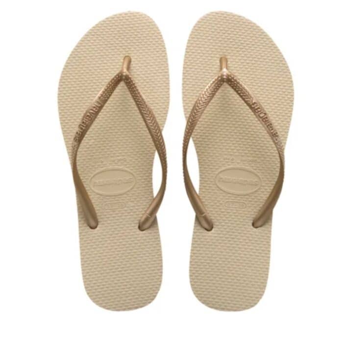 Havaianas Slim klipklapper til dame i beige med gummisål og tå-rem samtidig med at de er vandtætte