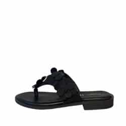 Relaxshoe sandal til dame i sort skind og med blomsterdetaljer.