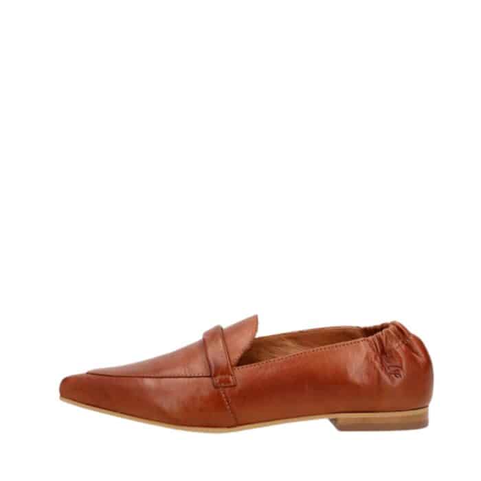 Shoedesign Copenhagen Lucy loafers i cognac med en spids snude samt elastisk hælkappe og skindoverdel
