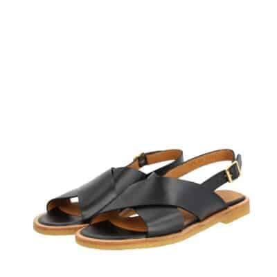Angulus sandal til dame i sort læder med krydsrem og spænde samt rågummisål