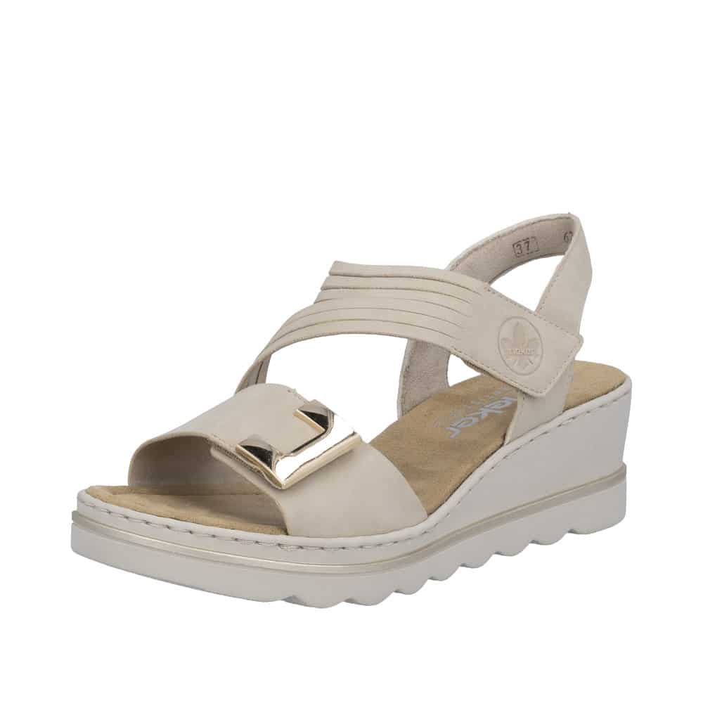 Rieker sandal til dame i beige med 2 justerbare velcroremme og flot guld spænde foran samt kilehæl på 5,5 cm