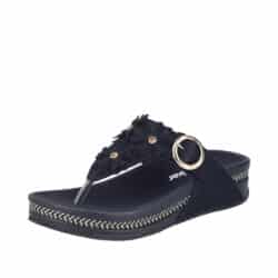 Rieker sandal til dame i sort med tå-rem og stødabsorberende sål og flot mønster pynt