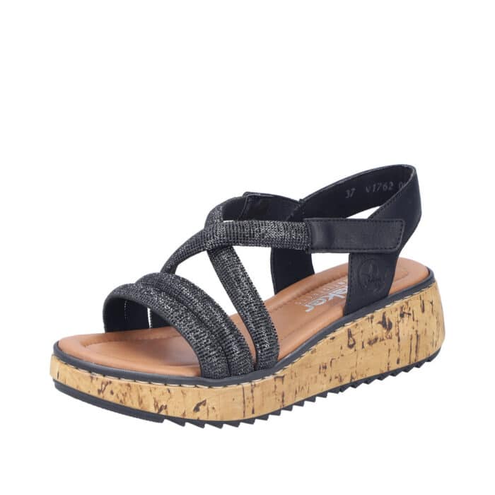 Rieker sandal til dame i sort med nitter og kilehæl på 5 cm samt justerbar velcrorem og stødabsorberende sål