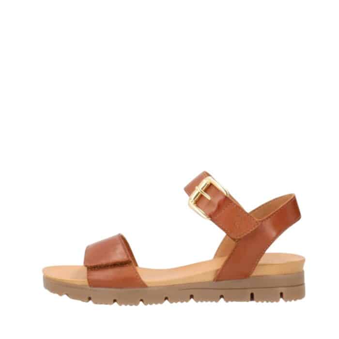 Shoedesign Copenhagen Amalfi sandal til dame i camel med læderoverdel og to velcroremme samt kilehæl på 3,5 cm.