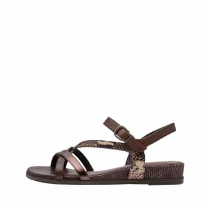 Tamaris sandal til dame i mørkebrunt skind med kilehæl på 3 cm og justerbar spænde samt en blød indersål