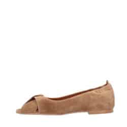 Ecco ballerinasko til dame i beige ruskind med lukket tå og elastisk hæl.