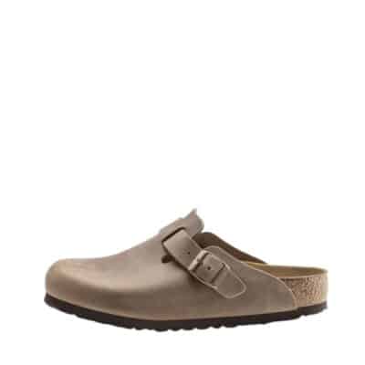 Birkenstock Boston Narrow slippers til dame i beige med skindoverdel samt justerbar spænde og ruskindssål