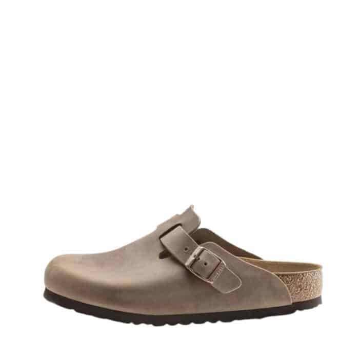 Birkenstock Boston Narrow slippers til dame i beige med skindoverdel samt justerbar spænde og ruskindssål