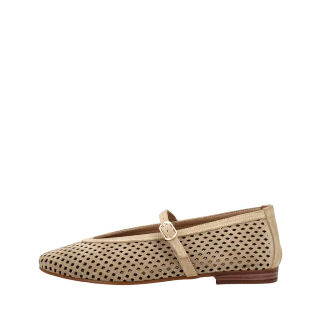 Shoedesign Copenhagen Jacey ballerinasko med rem og spænde samt fint hulmønster.