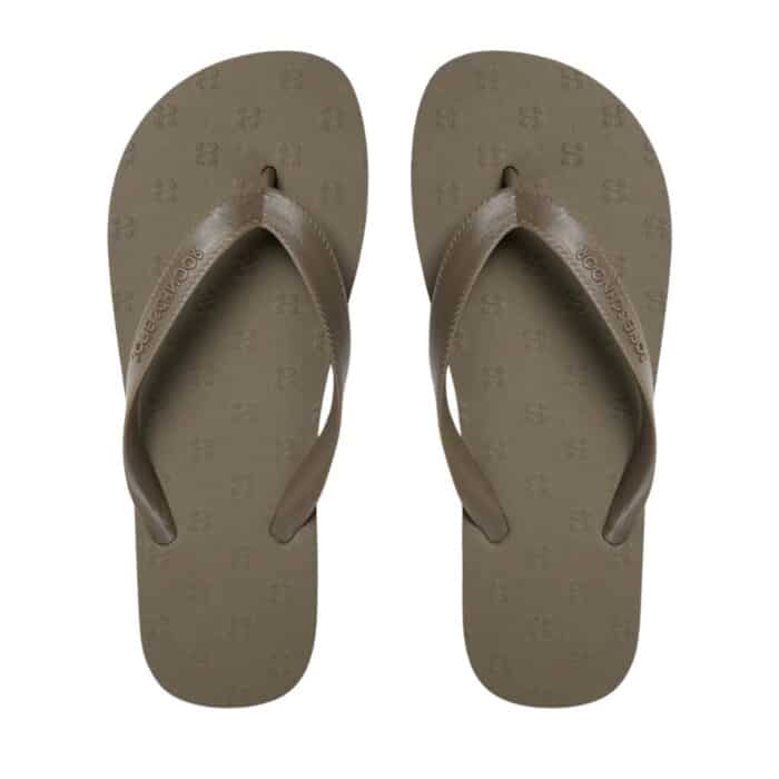 Sofie Schnoor klipklapper med tå-rem og logo detaljer.