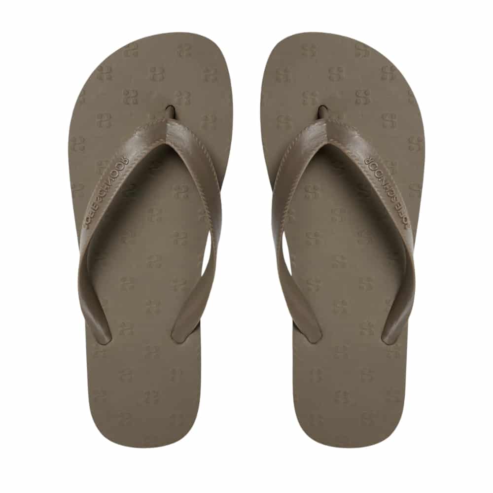 Sofie Schnoor klipklapper med tå-rem og logo detaljer.