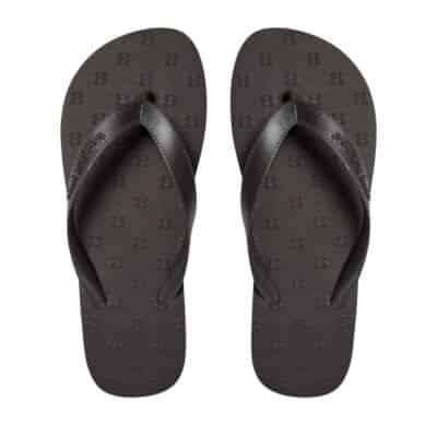 Sofie Schnoor klipklapper i brun med tå-rem og logo detaljer.