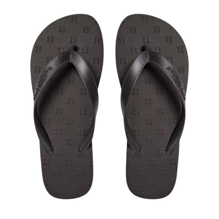 Sofie Schnoor klipklapper i brun med tå-rem og logo detaljer.