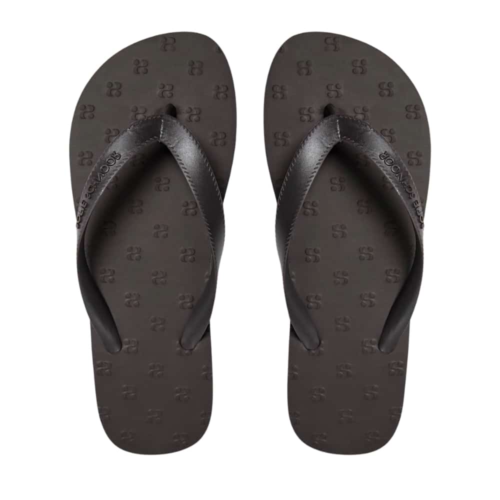 Sofie Schnoor klipklapper i brun med tå-rem og logo detaljer.