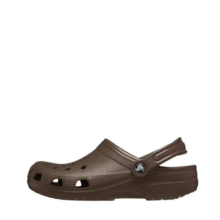 Crocs sandal til dame og herre i mørkebrun med rem samt let og fleksibel