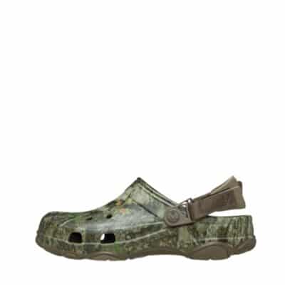 Crocs sandal til herre i grøn camoflage med ventilationshuller og justerbar rem.