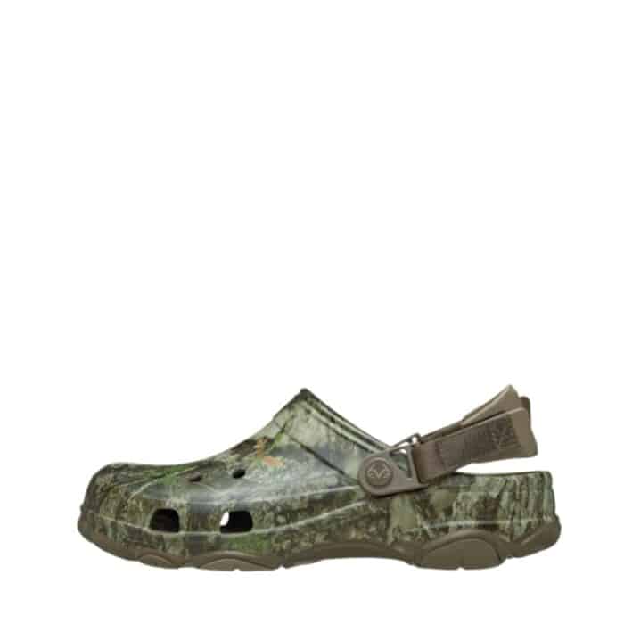 Crocs sandal til herre i grøn camoflage med ventilationshuller og justerbar rem.